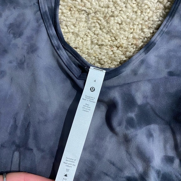 lululemon Women’s Align T-Shirt V Neck Tie Dye Size 4 Crop Top Activewear - Picture 4 of 6